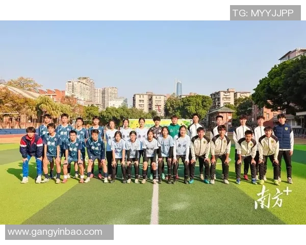 足球场上的闪耀之星那些技艺超群的足球明星们